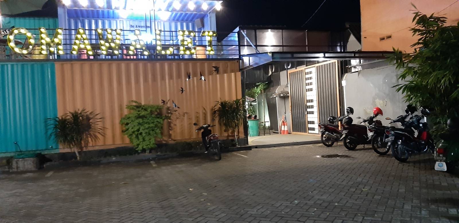 Area Parkir yang Luas (c) Mei Indriani/Travelingyuk