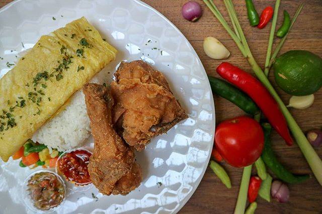 Ayam Goreng Tepung khas Fish O Chick dengan Nasi via Instagram @fishochick