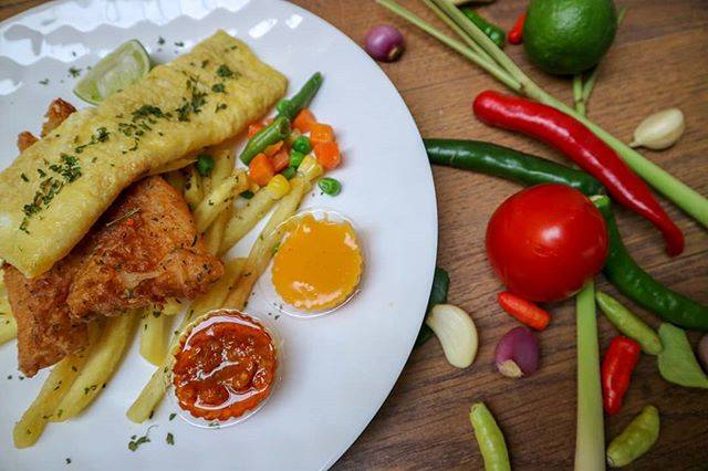 Fish and Chips ala Fish O Chick dengan Kentang Goreng via Instagram @fishochick