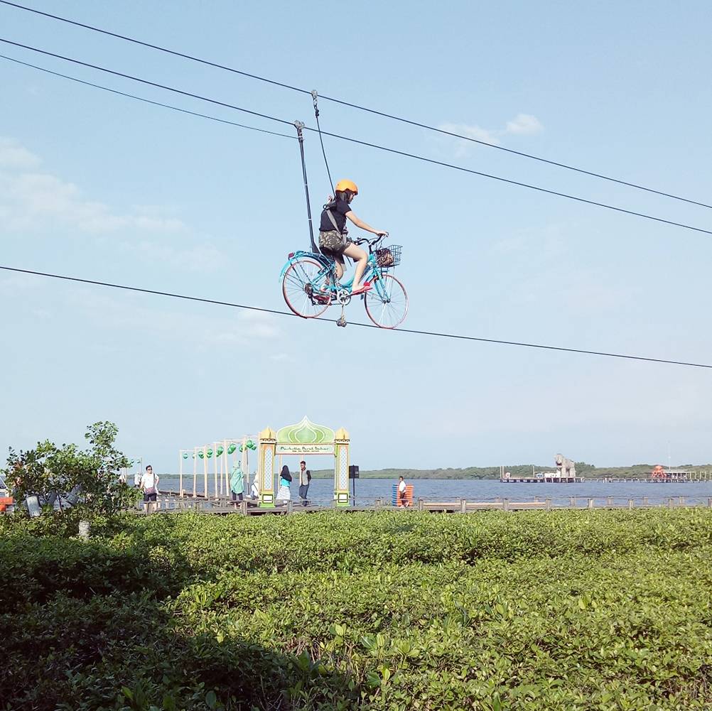 Mengayuh Sepeda Diatas Lautan Mangrove (c) Dwi Wahyu Intani/Travelingyuk
