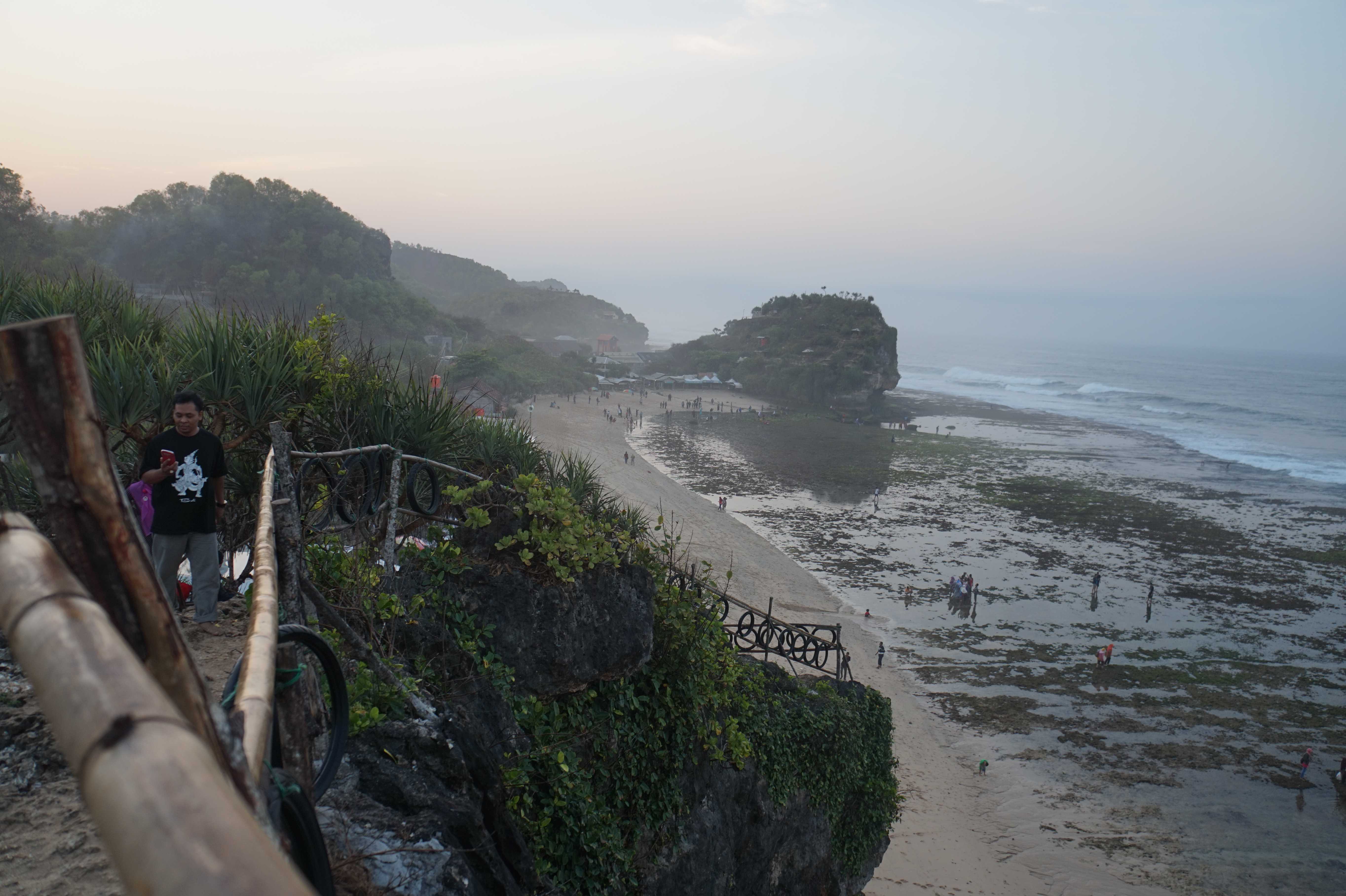 Gardu Pandang Pantai Indrayanti (c) Alviani Suwoko/Travelingyuk