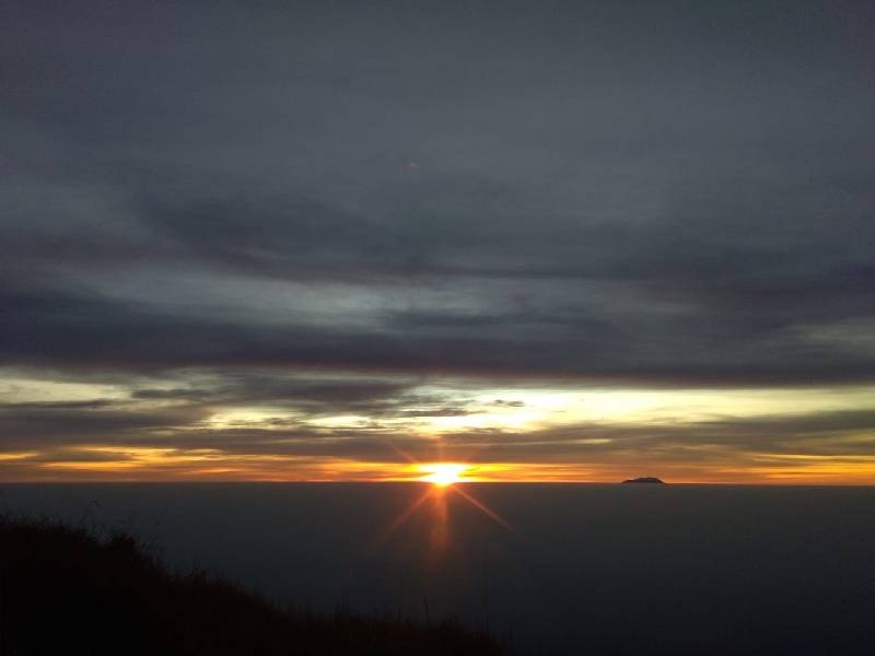 Sunrise di Gunung Merbabu (c) Atmakhati/Travelingyuk