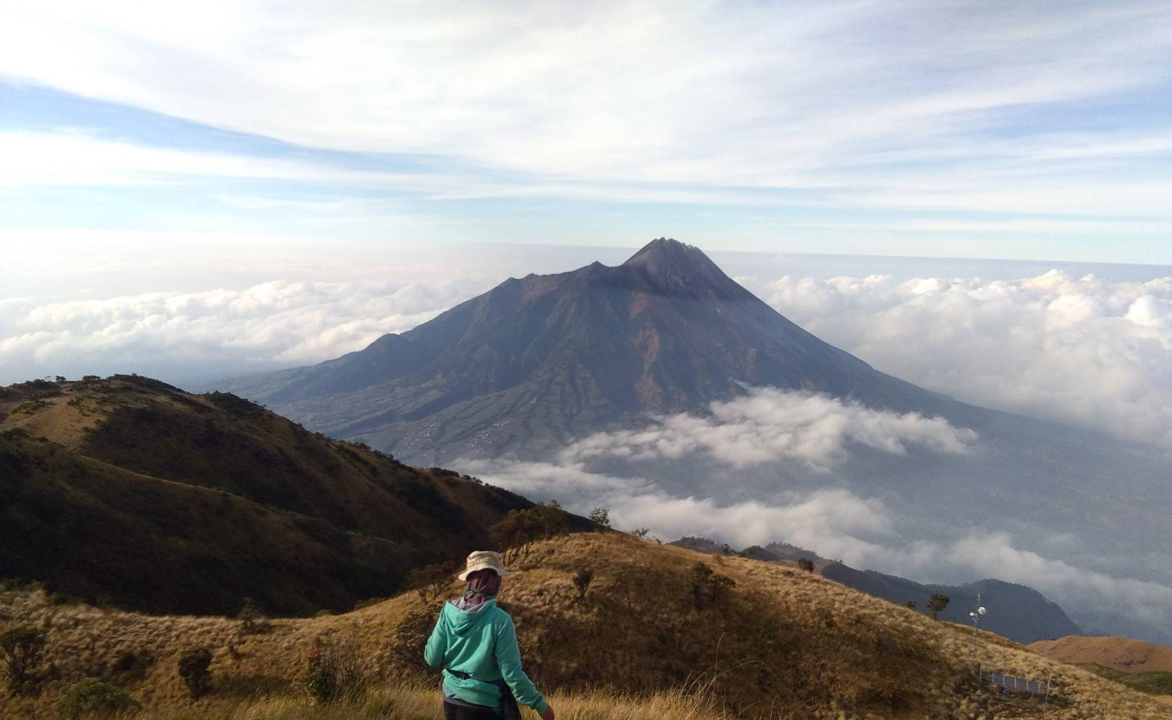 View Gunung Merapi dari Gunung Merbabu (c) Atmakhati/Travelingyuk