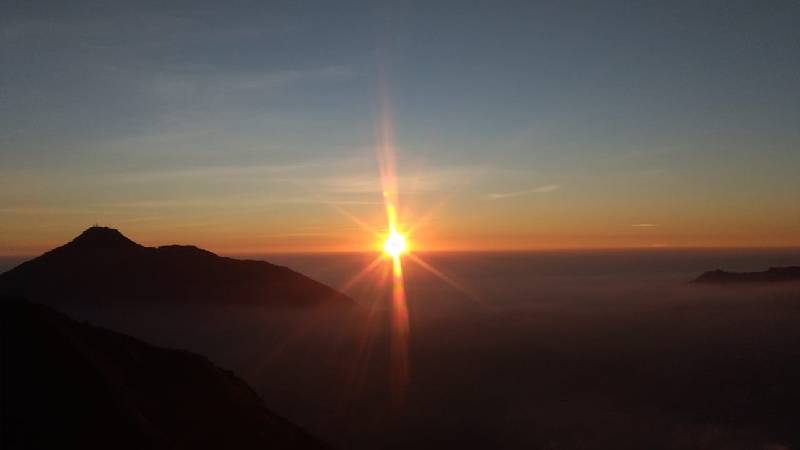 Sunrise di Puncak Gunung Andong (c) Atmakhati/Travelingyuk