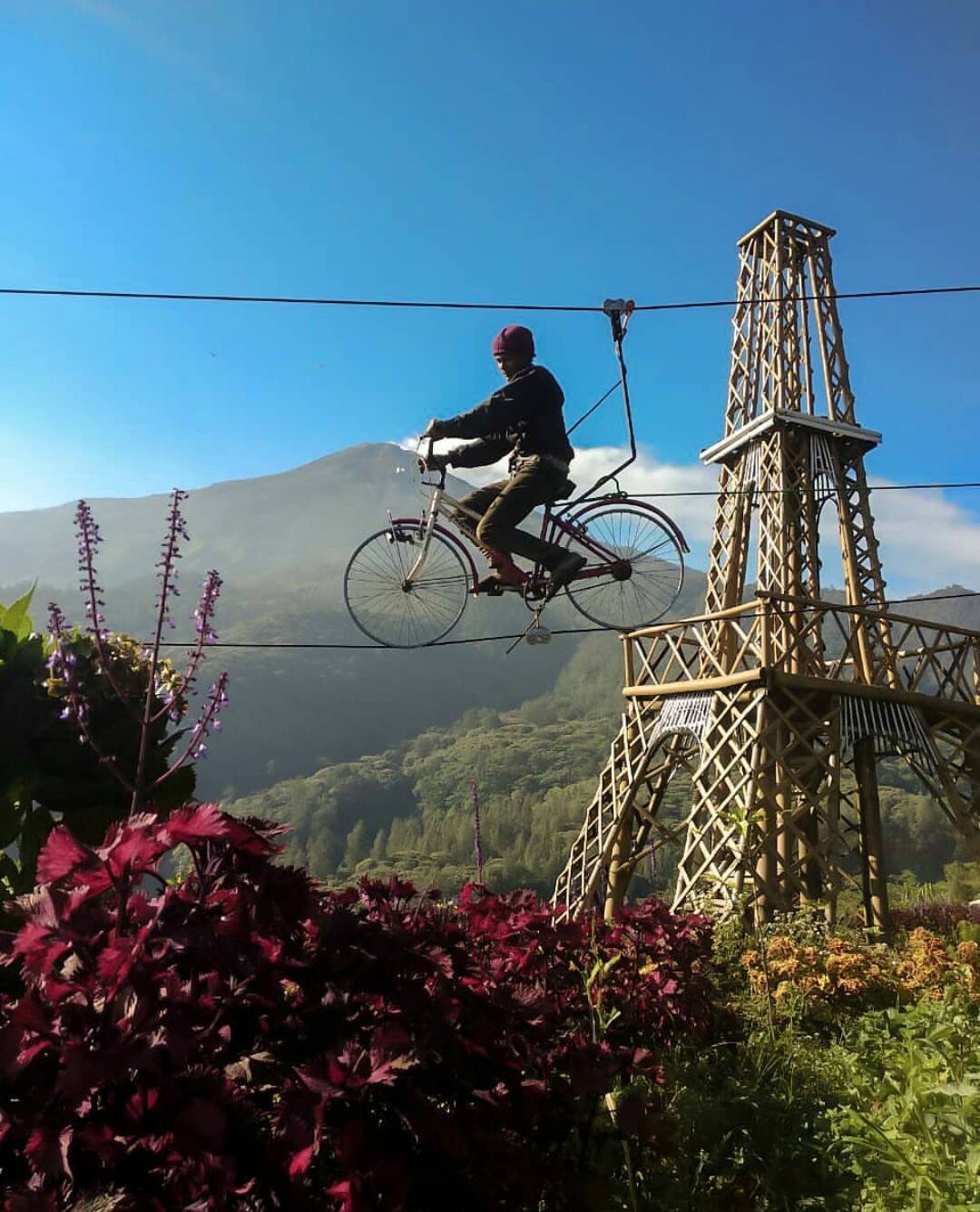 Serunya Bersepeda dengan Lanskap Gunung Welirang via Instagram @wetsendi
