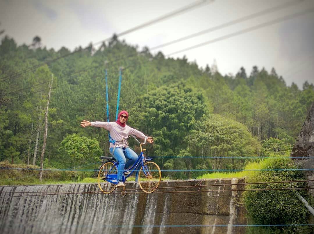 Pengalaman Menyenangkan Bersepeda Diatas Air Terjun via Instagram @yenniindrawati31