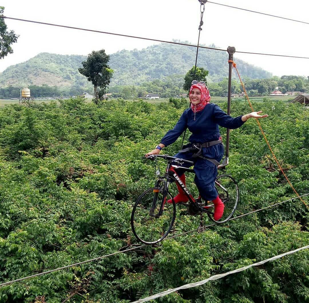 Asyiknya Bersepeda Diatas Pepohonan Rindang di Wisata Negeri Dongeng blitar via Instagram @mimihelmi11