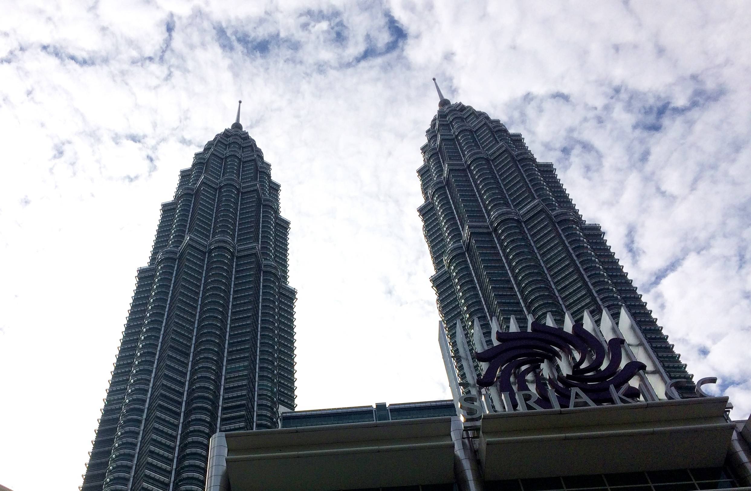 Menara Petronas di Balik Suria KLCC (c) Lina Auliani/Travelingyuk