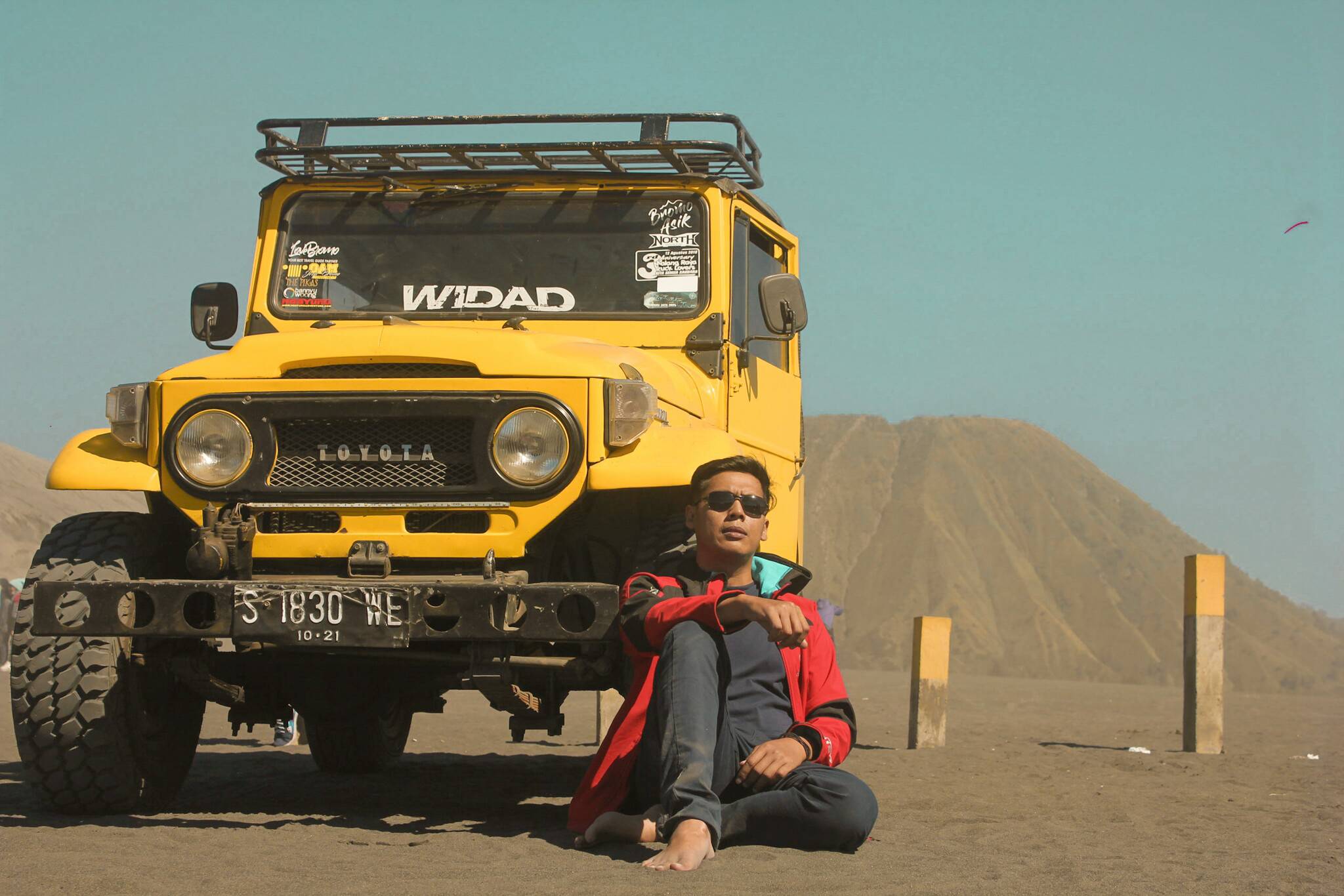 Bergaya di Depan Jeep Kuning (c) Welly Handoko/Travelingyuk