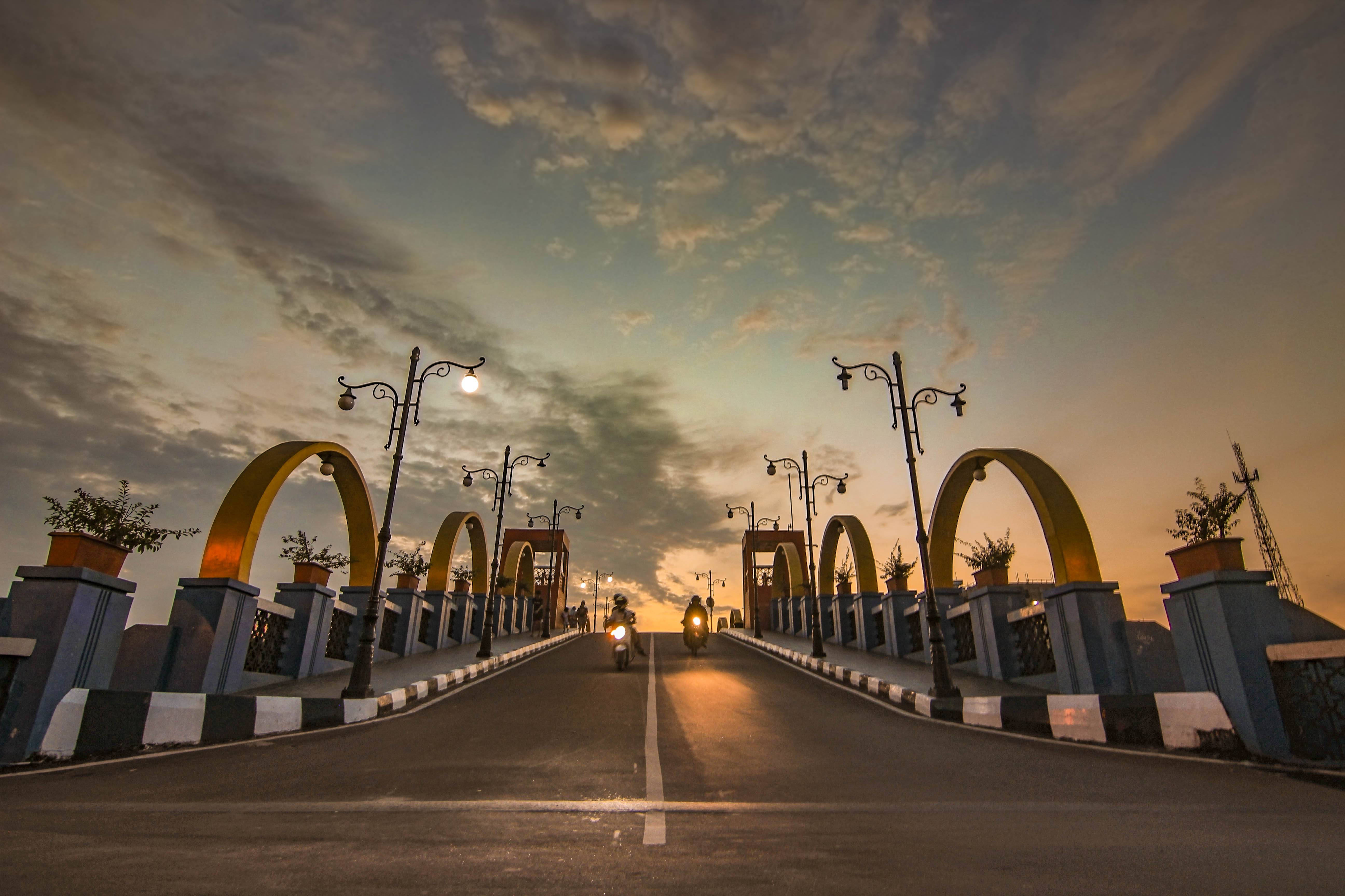 Melihat Tangerang dari Jembatan Berendeng, Ada Sisi Kacanya Lho!