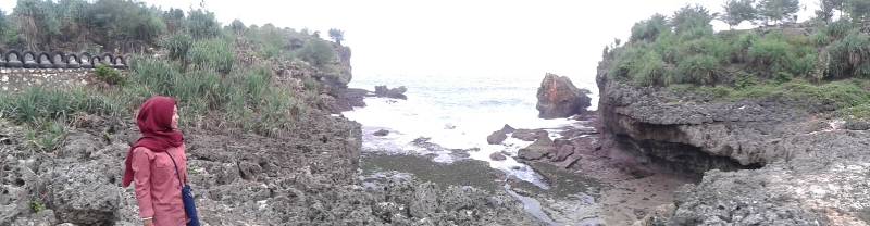 Pesona Batu Karang Pantai Gesing (c) Atmakhati/Travelingyuk