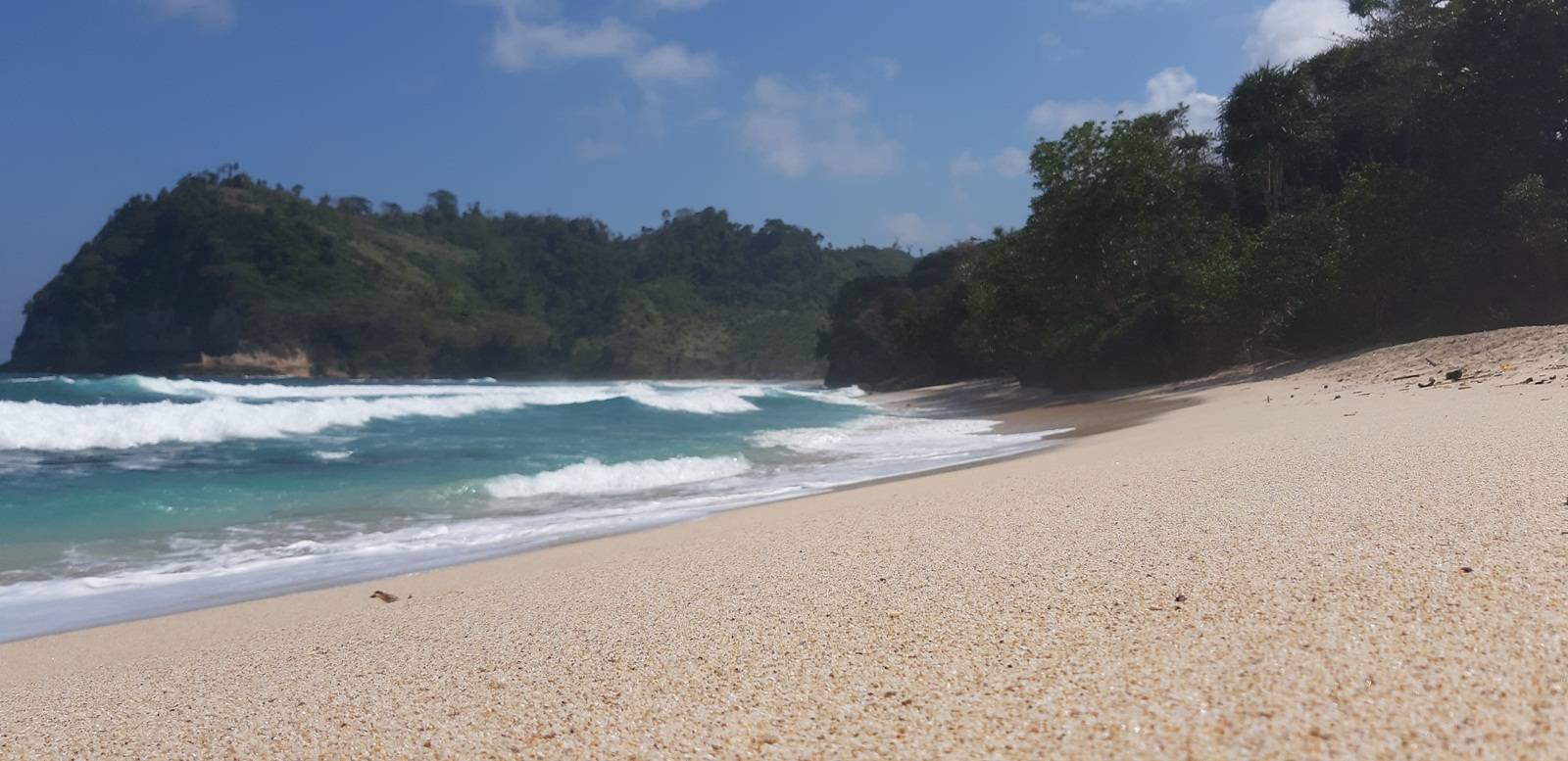 Kondisi Pantainya yang Bersih dan Berkilau (c) Mei Indriani/Travelingyuk
