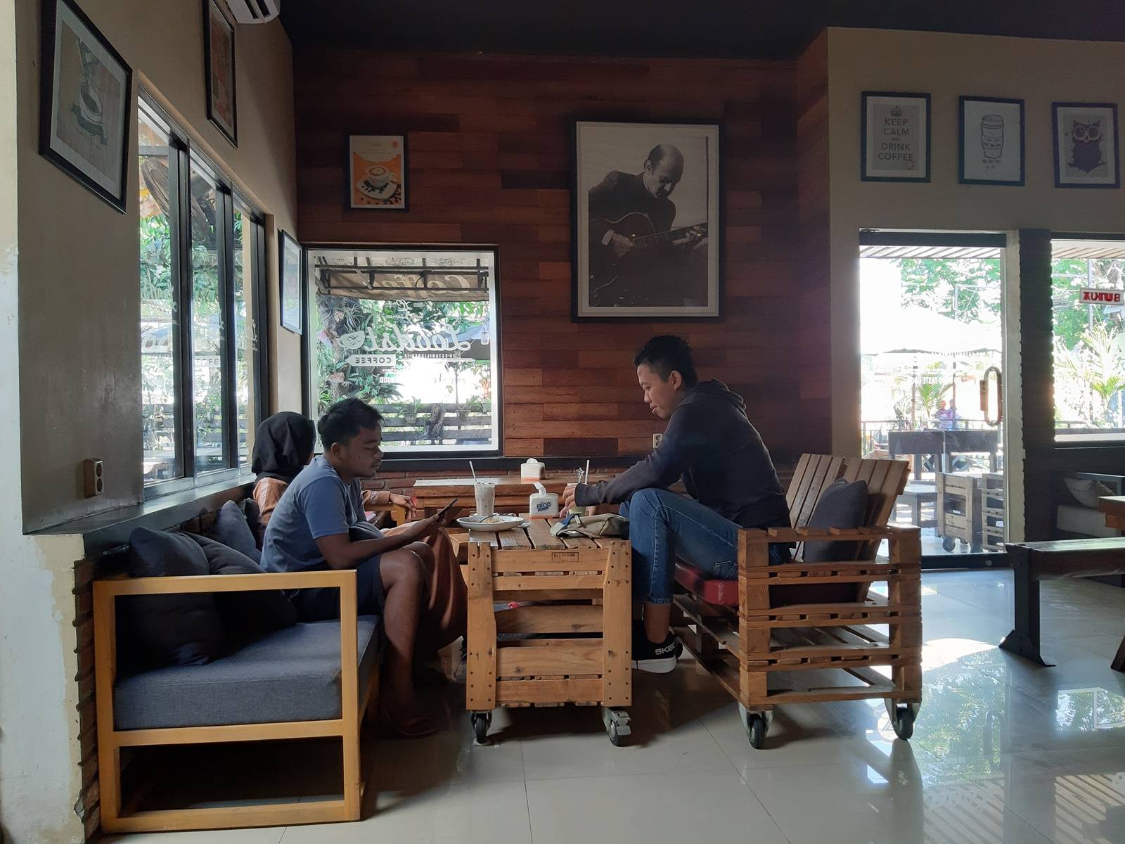 Suasana Cafe yang Nyaman dan Bikin Betah (c) Mei Indriani/Travelingyuk