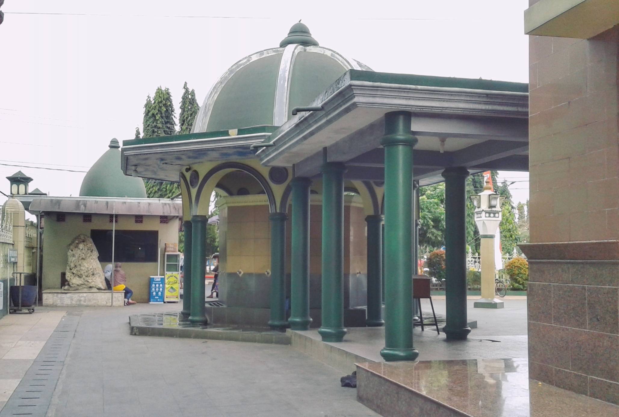 Halaman Luar Masjid (c) Eva Oktaviasari/Travelingyuk