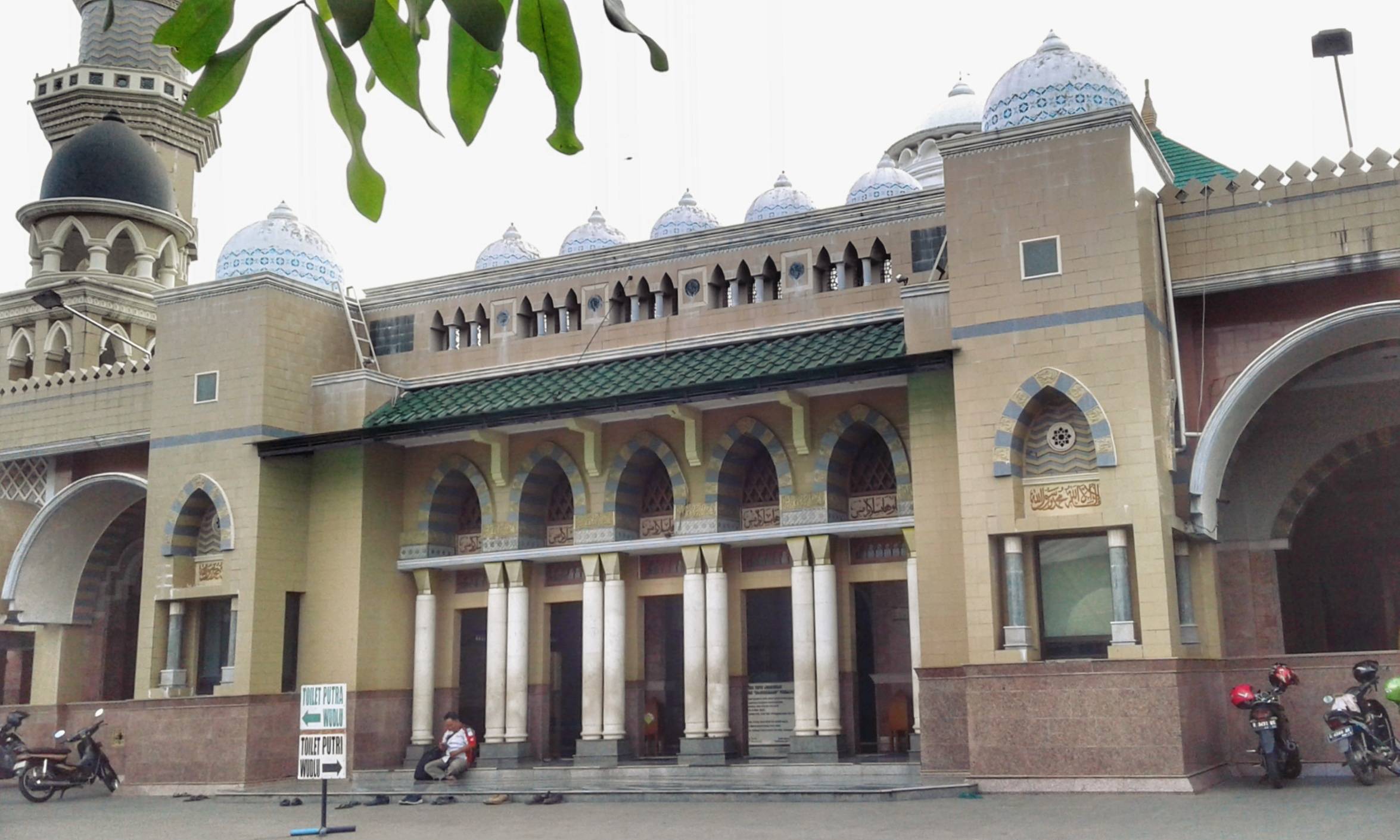 Masjid saat Dilihat dari Luar (c) Eva Oktaviasari/Travelingyuk