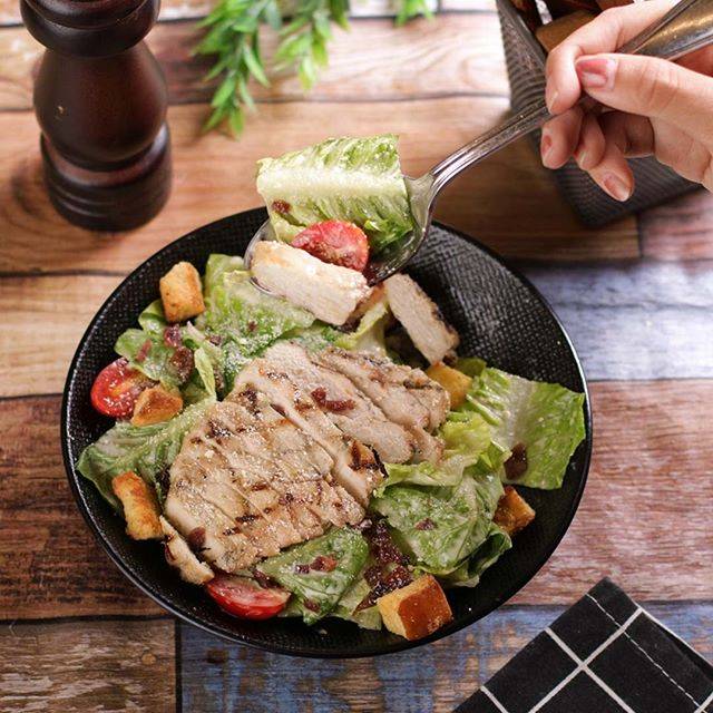 Chicken Caesar Salad dari Mucca Steak via Instagram @muccasteak
