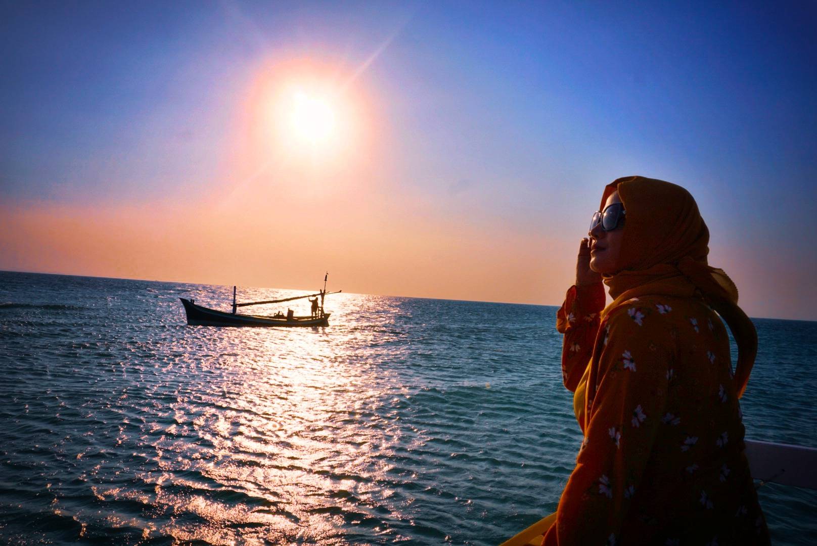 Menikmati Matahari Terbenam di Atas Kapal Menuju Pelabuhan Tanjung Tembaga Barat (c) Tikka Dessy/Travelingyuk