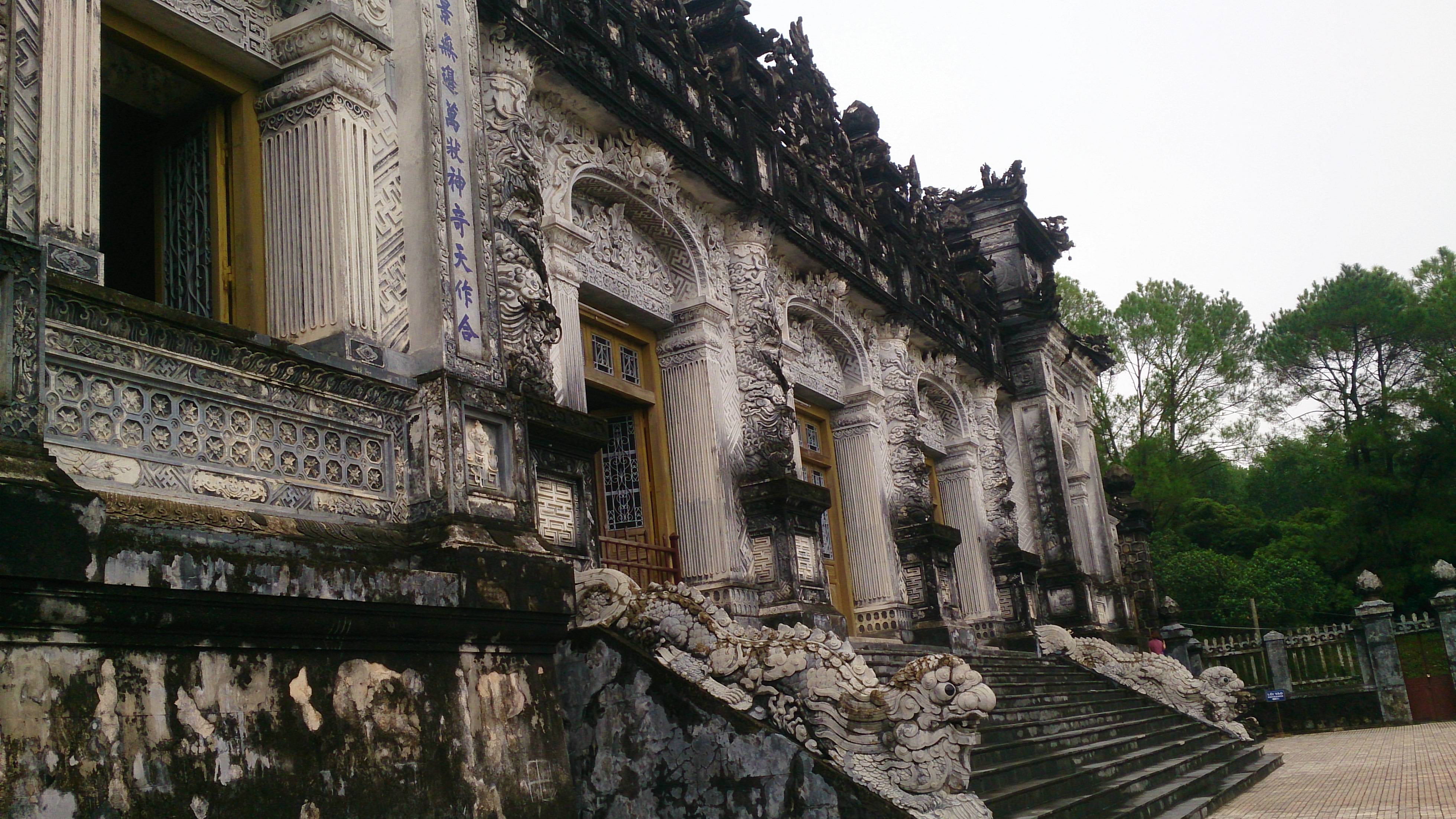 Desain Arsitektur Megah Makam Kaisar Khai Dinh di Hue, Vietnam © Arakita Rimbayana