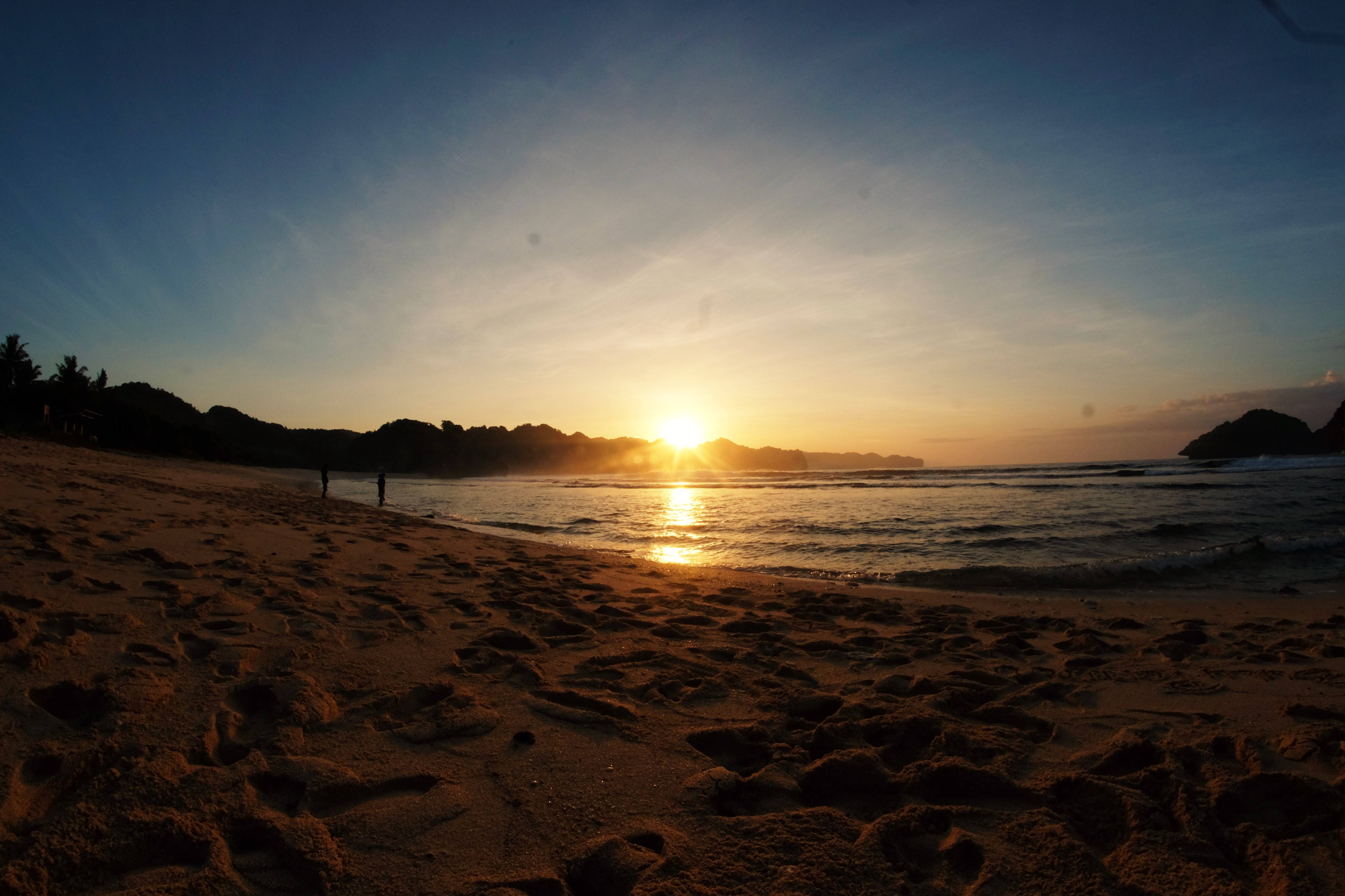  Pantai  Srau Pesona Sunrise dan Sunset  di  Satu Tempat