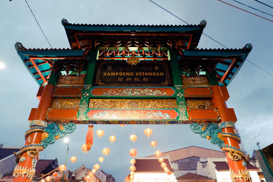 Pintu Gerbang Kampung Ketandan dihias Ramai Saat Pekan Budaya Tionghoa (c) Gallant Tsani/Travelingyuk