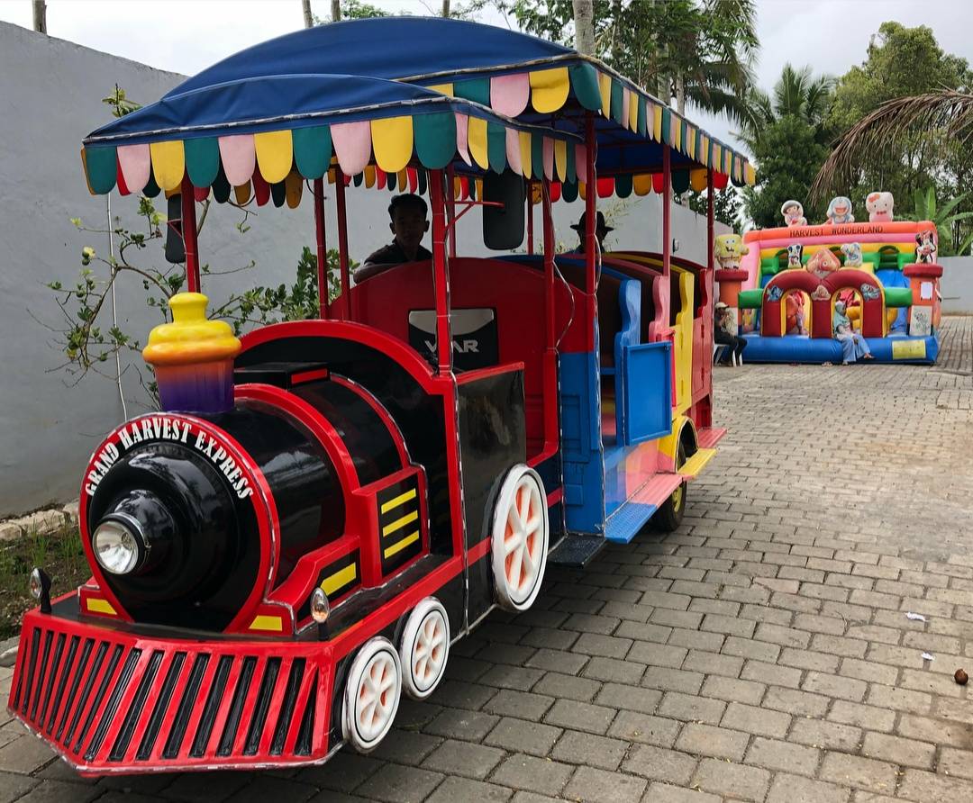 Kereta Wisata dan Wahana Bermain Anak via Instagram @grandharvestresort