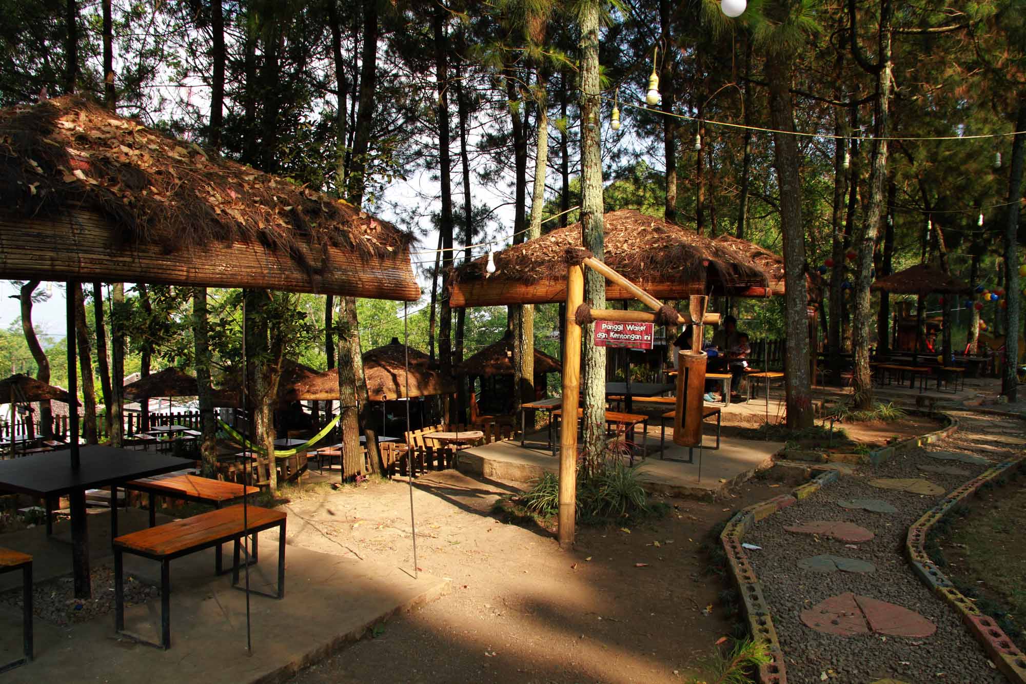 Kafe Taman Pinus di Kawasan Jalibar, Batu (c) Fisca Tanjung/Travelingyuk