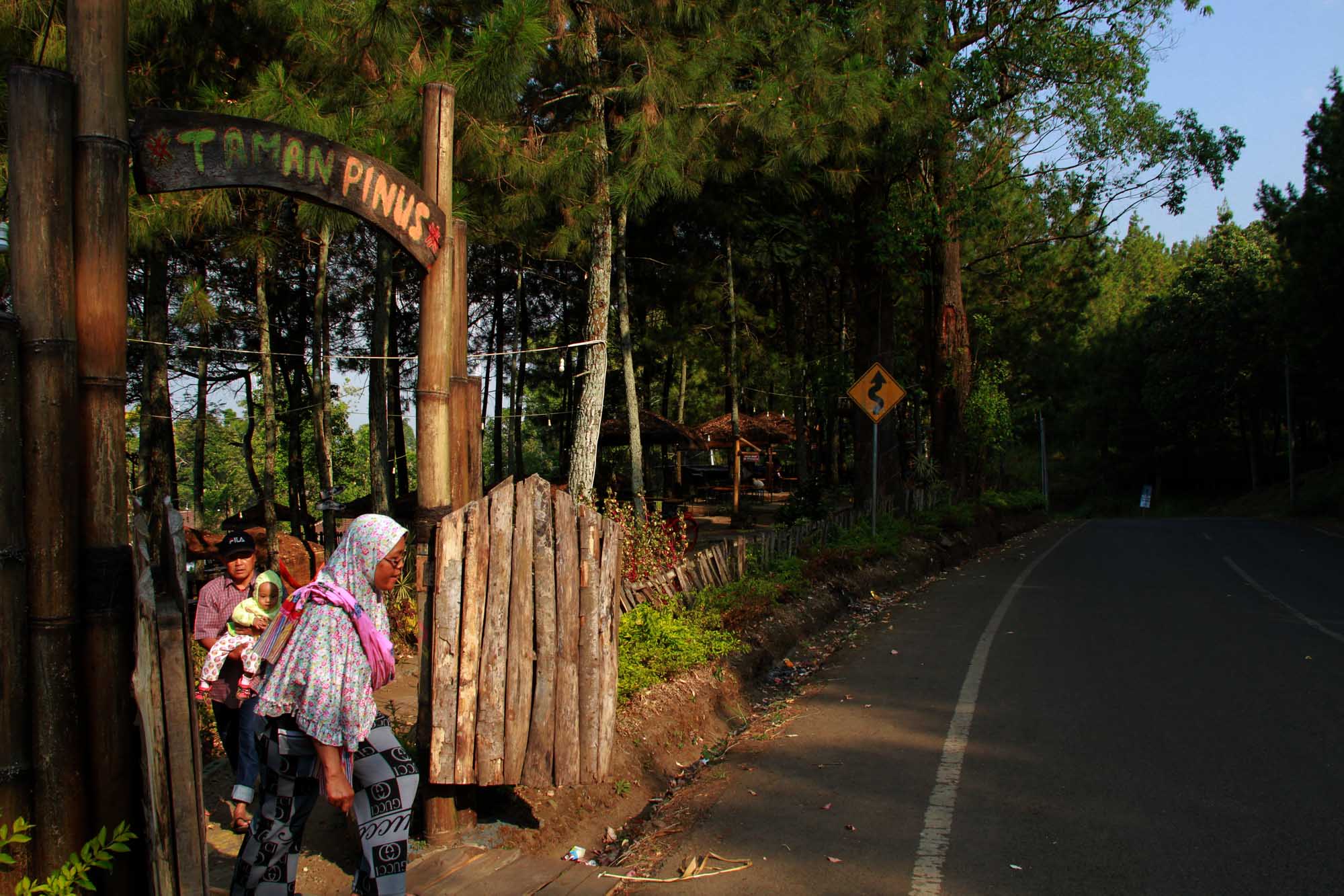 Lokasi Kafe Taman Pinus Berada di Dekat Jalan Raya (c) Fisca Tanjung/Travelingyuk