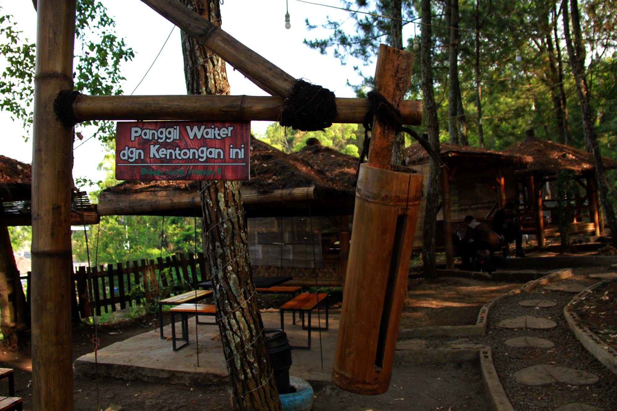 Keunikan Kafe Taman Pinus (c) Fisca Tanjung/Travelingyuk