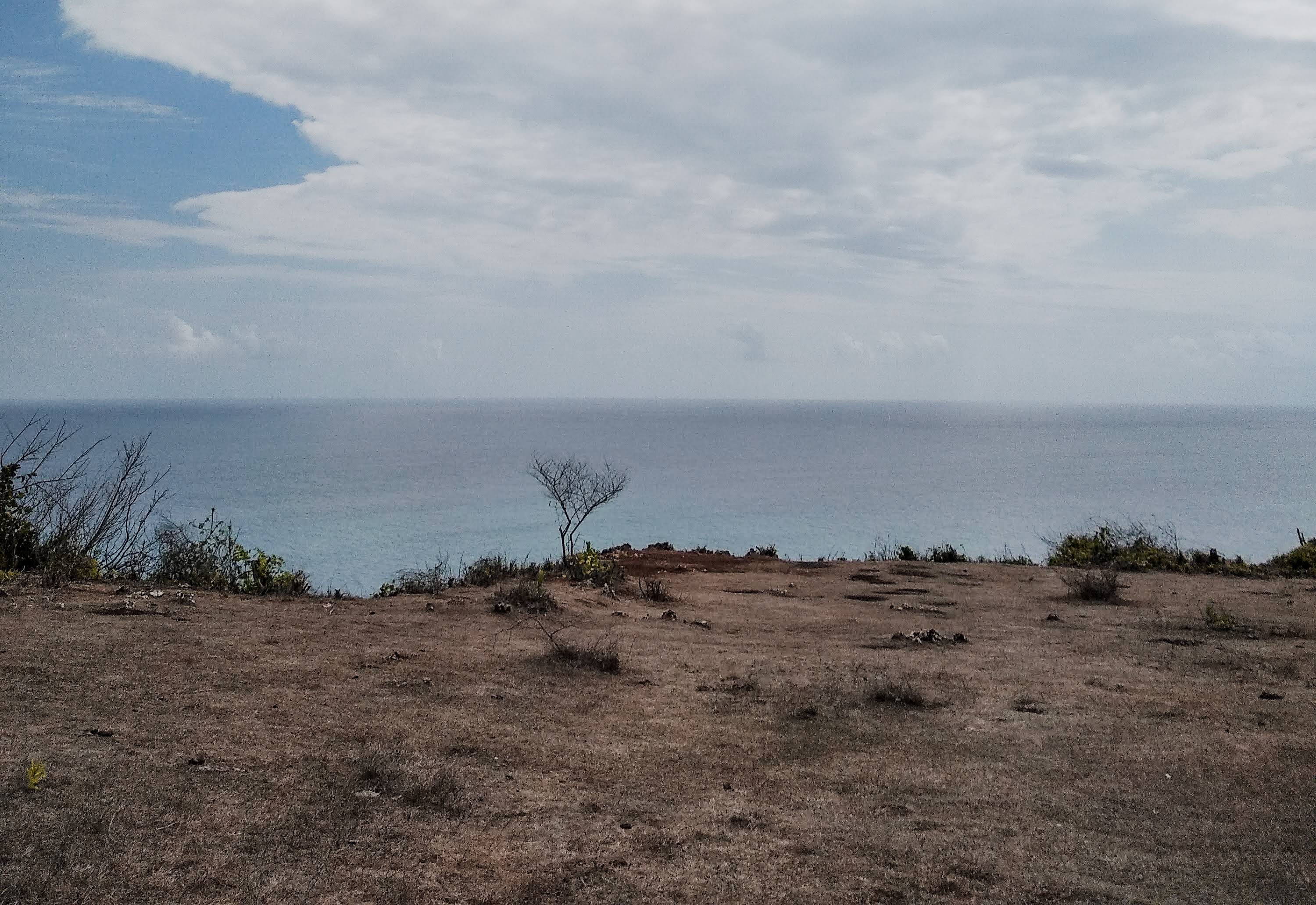 Menikmati pemandangan laut di Tanjung Mebulu (c) Hadfina Ella/Travelingyuk