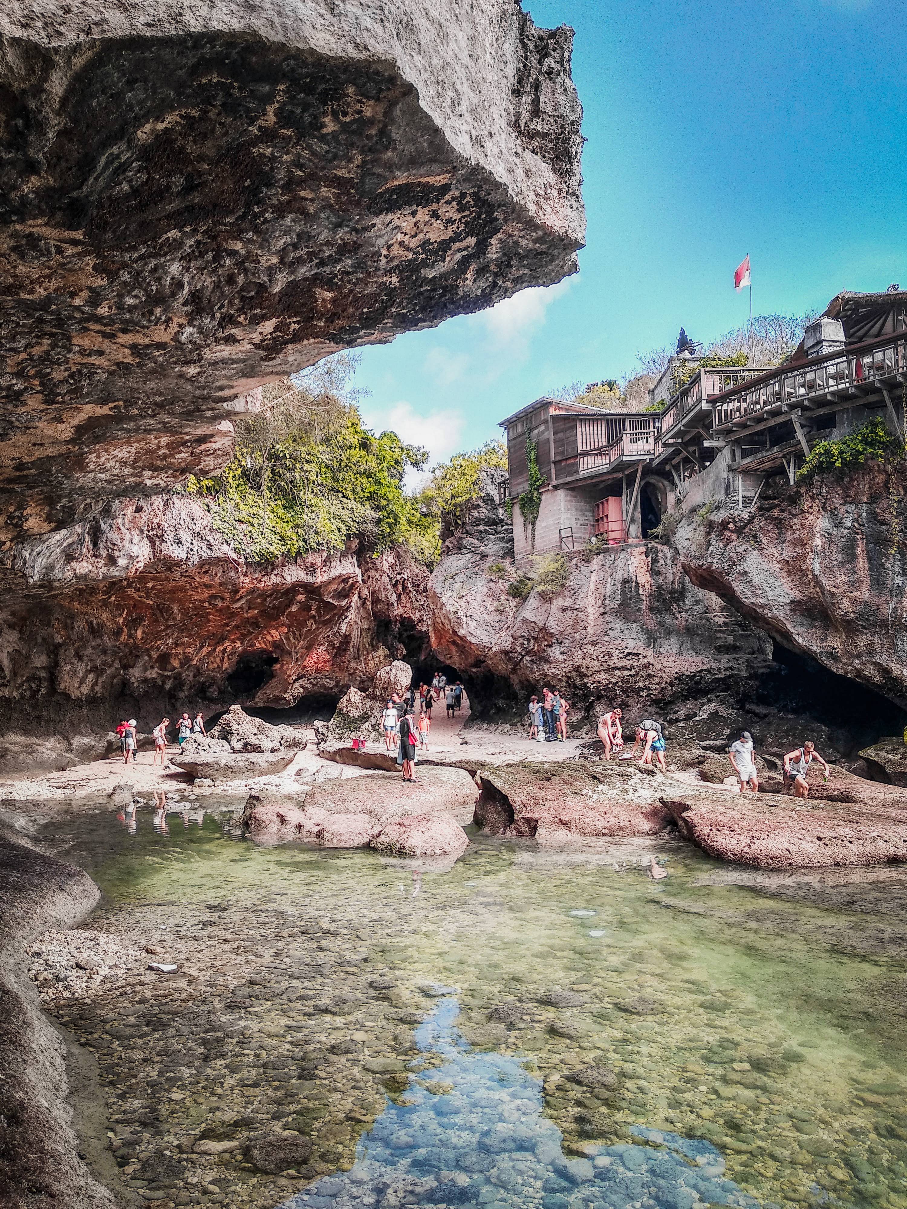 Kolam alami untuk berendam di Pantai Suluban (c) Hadfina Ella/Travelingyuk