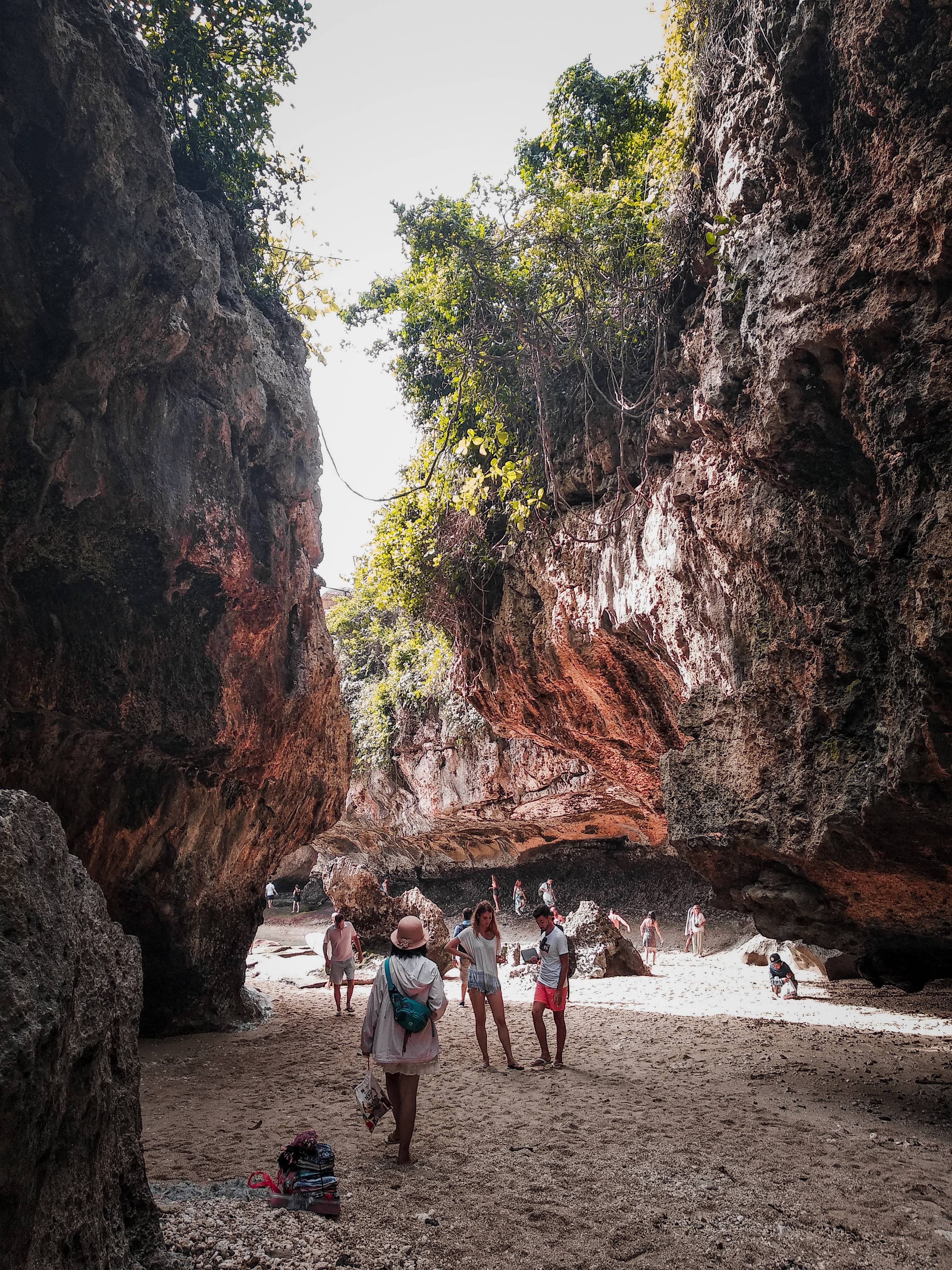 Tebing dengan gua di Pantai Suluban (c) Hadfina Ella/Travelingyuk