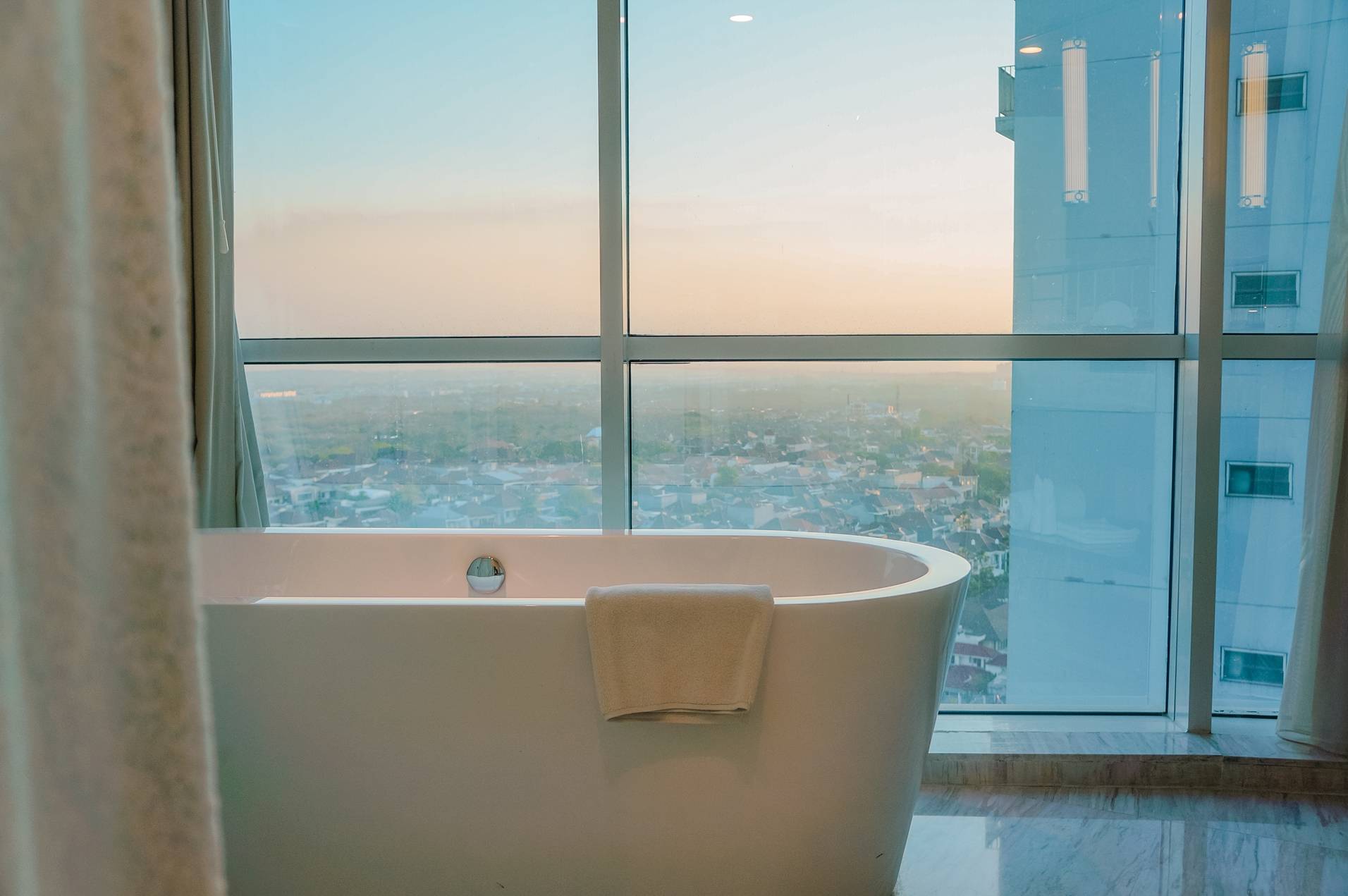 Bathtub dengan pemandangan indah (c) Willy/travelingyuk