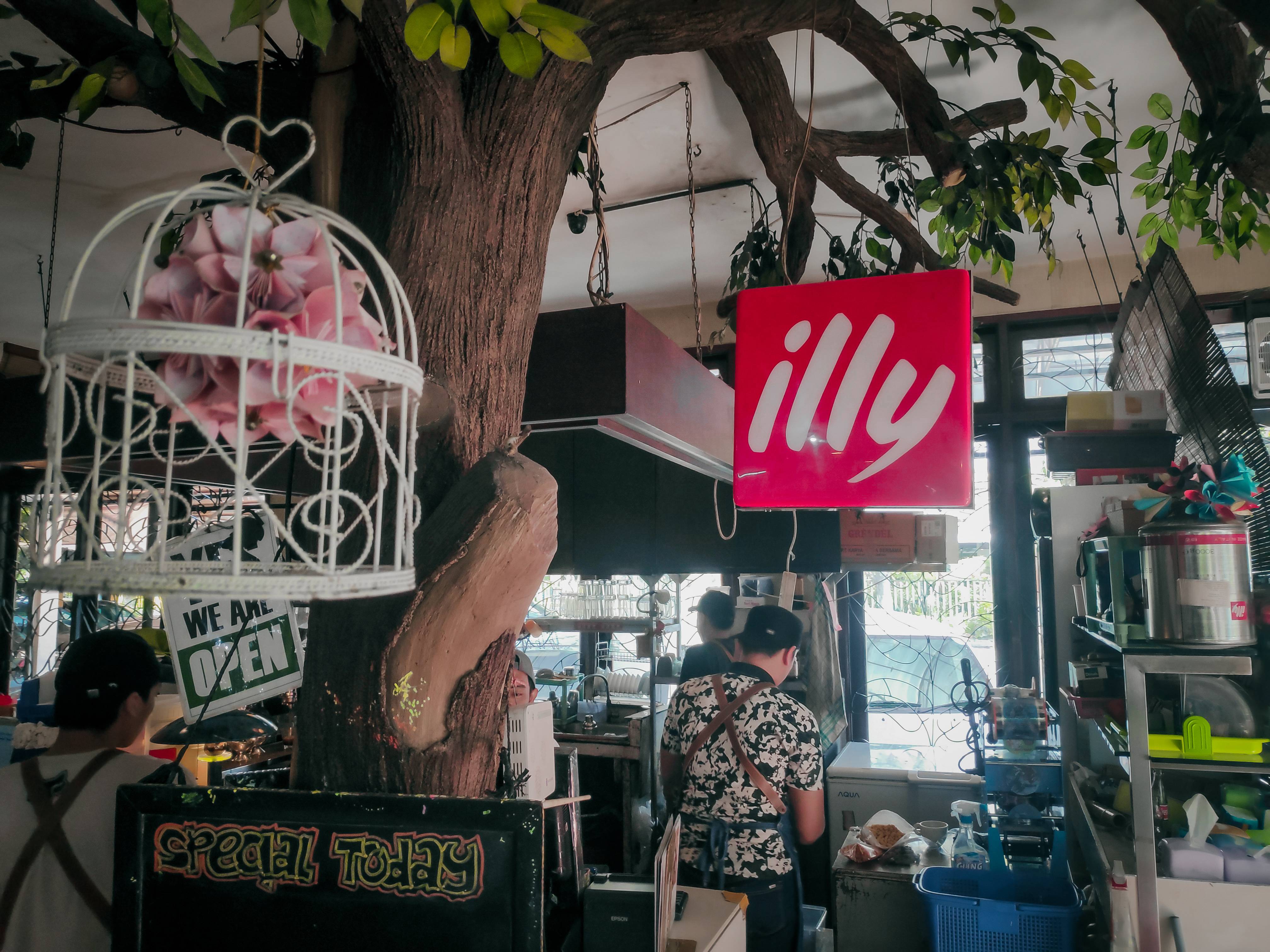 Nongkrong di Illy Cafe (c) Hadfina Ella/Travelingyuk