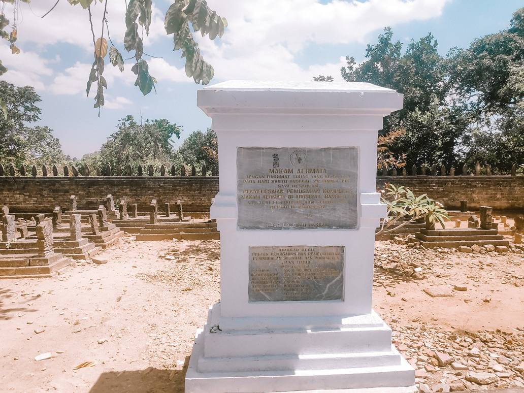 Monumen peresmian di Makam Aer Mata Ibu (c) Willy/Travelingyuk