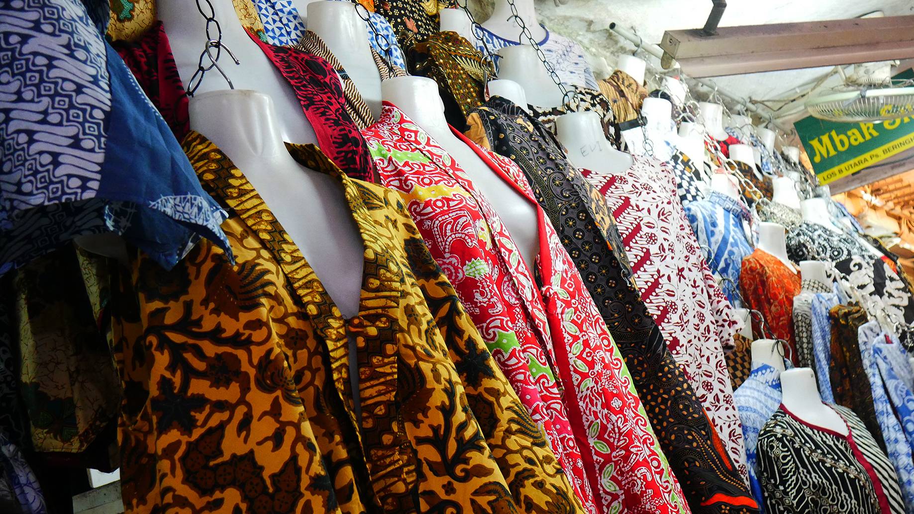 Batik Jogja di Pasar Beringharjo, Yogyakarta Indonesia © Arakita Rimbayana