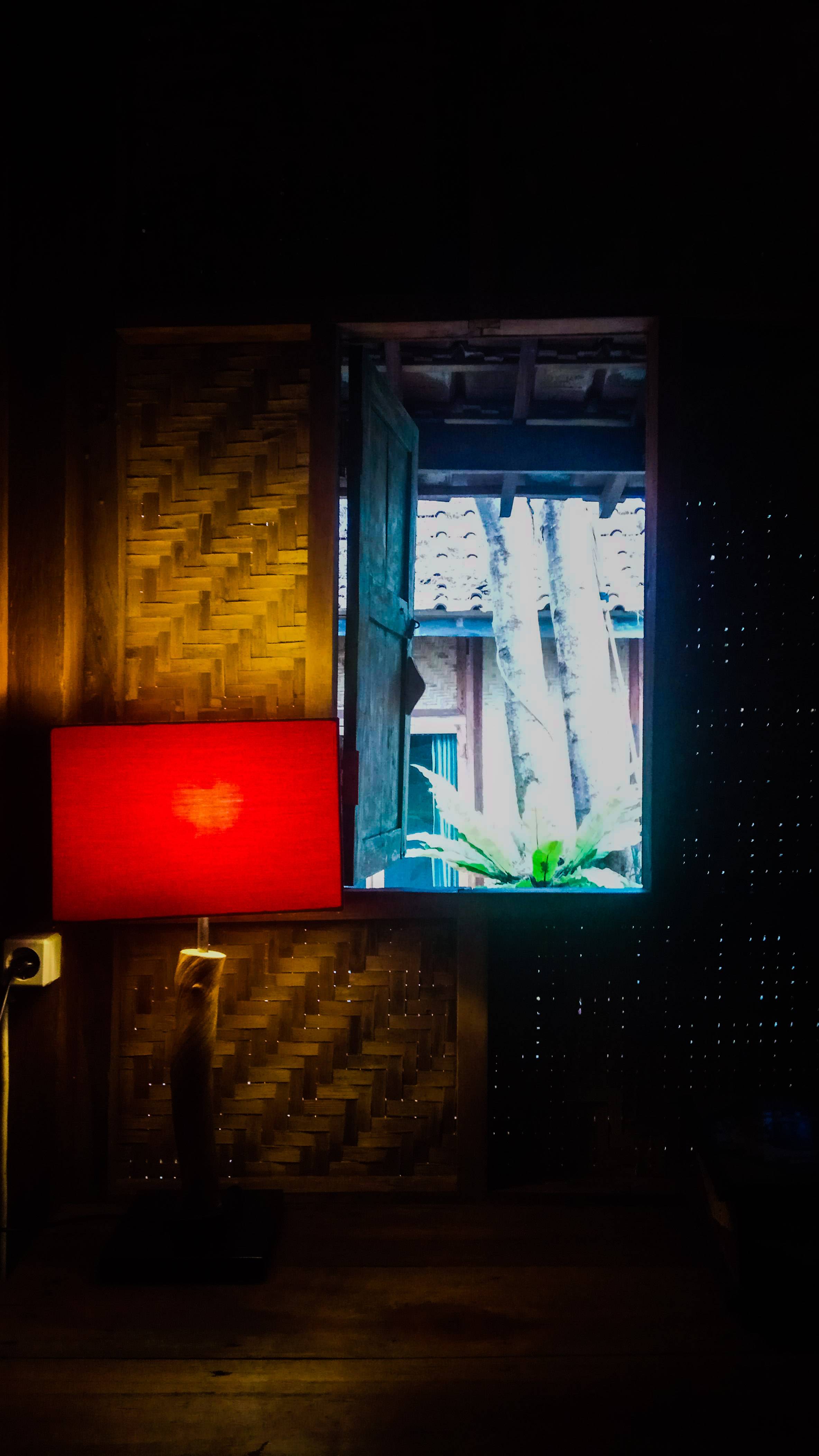 Detail Jendela dan Lampu Meja di Pondok Didu's Homestay (c) Marmur/Travelingyuk