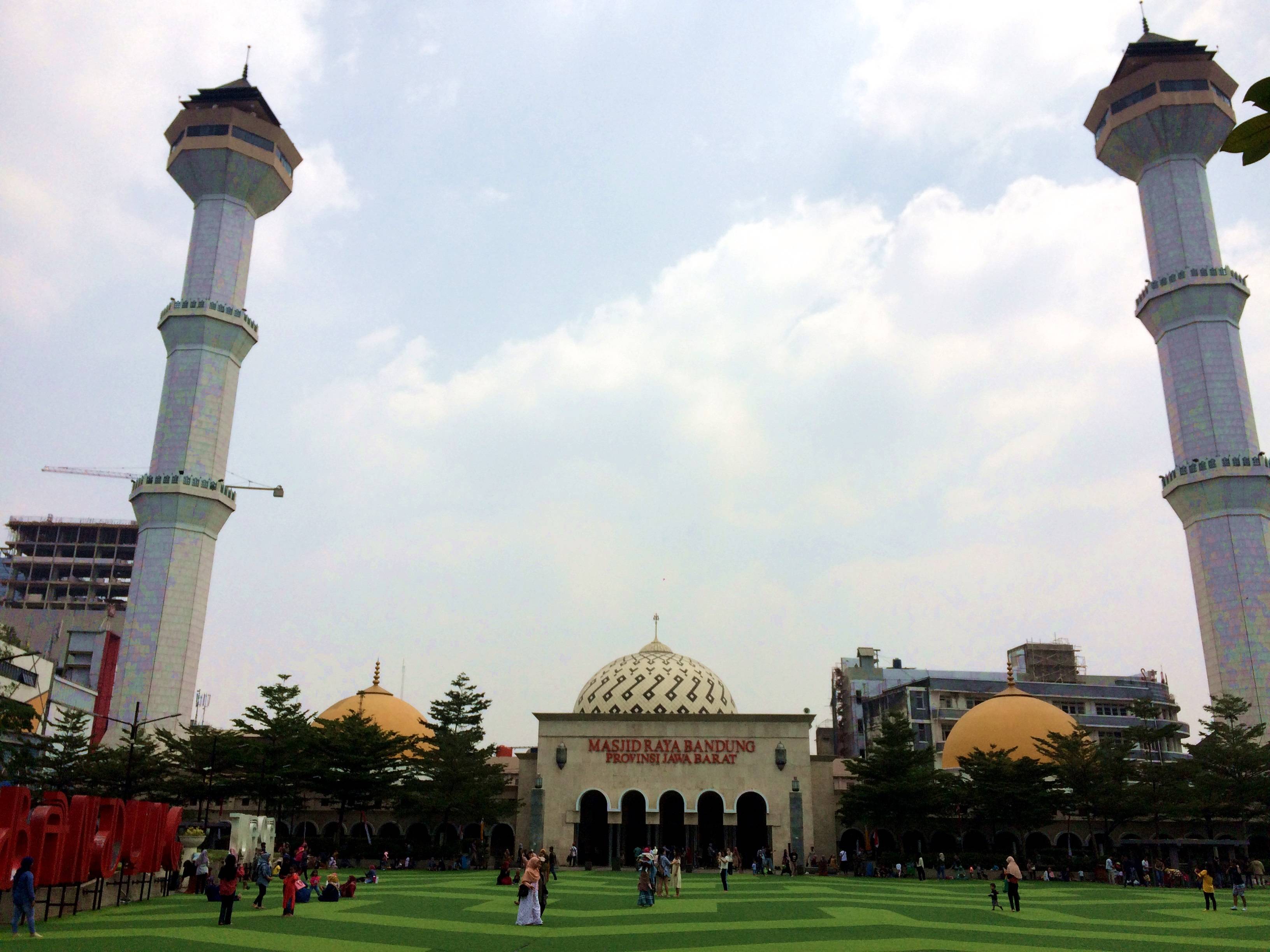  Masjid Raya Bandung  Bisa Nikmati Paris van Java dari 