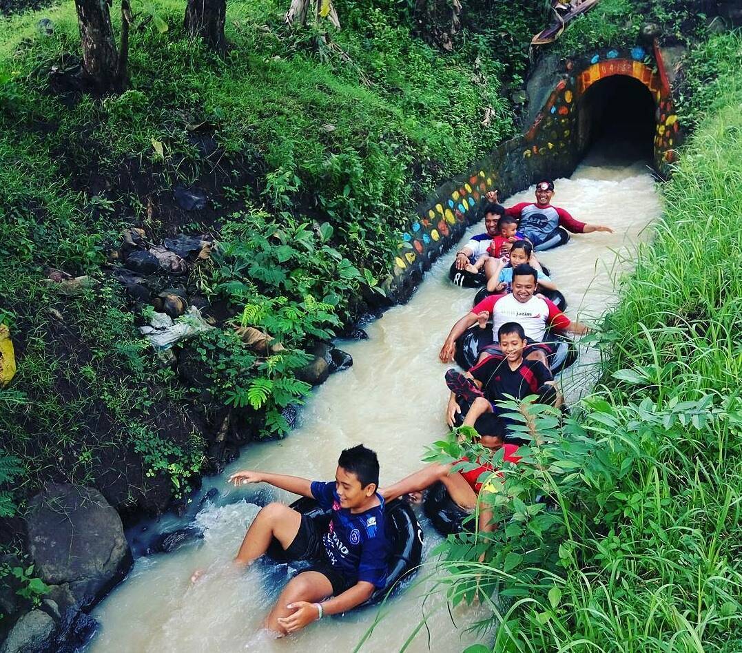 Bermain tubing di terowongan lowo via instagram.com/vendyvero