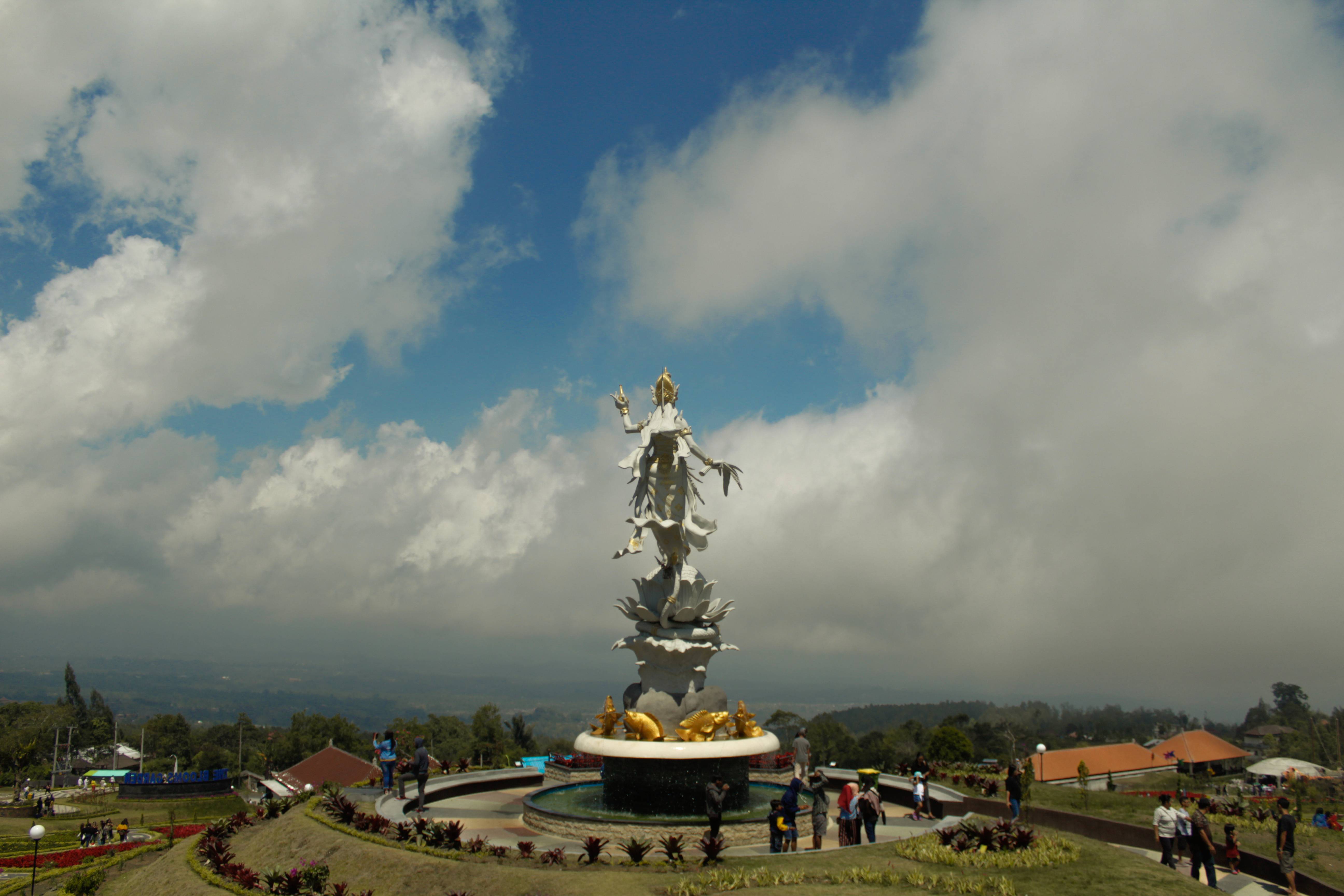 Patung Dewi Danu Icon The Blooms Garden (c) Hafiz Nur Lekseptian/Travelingyuk