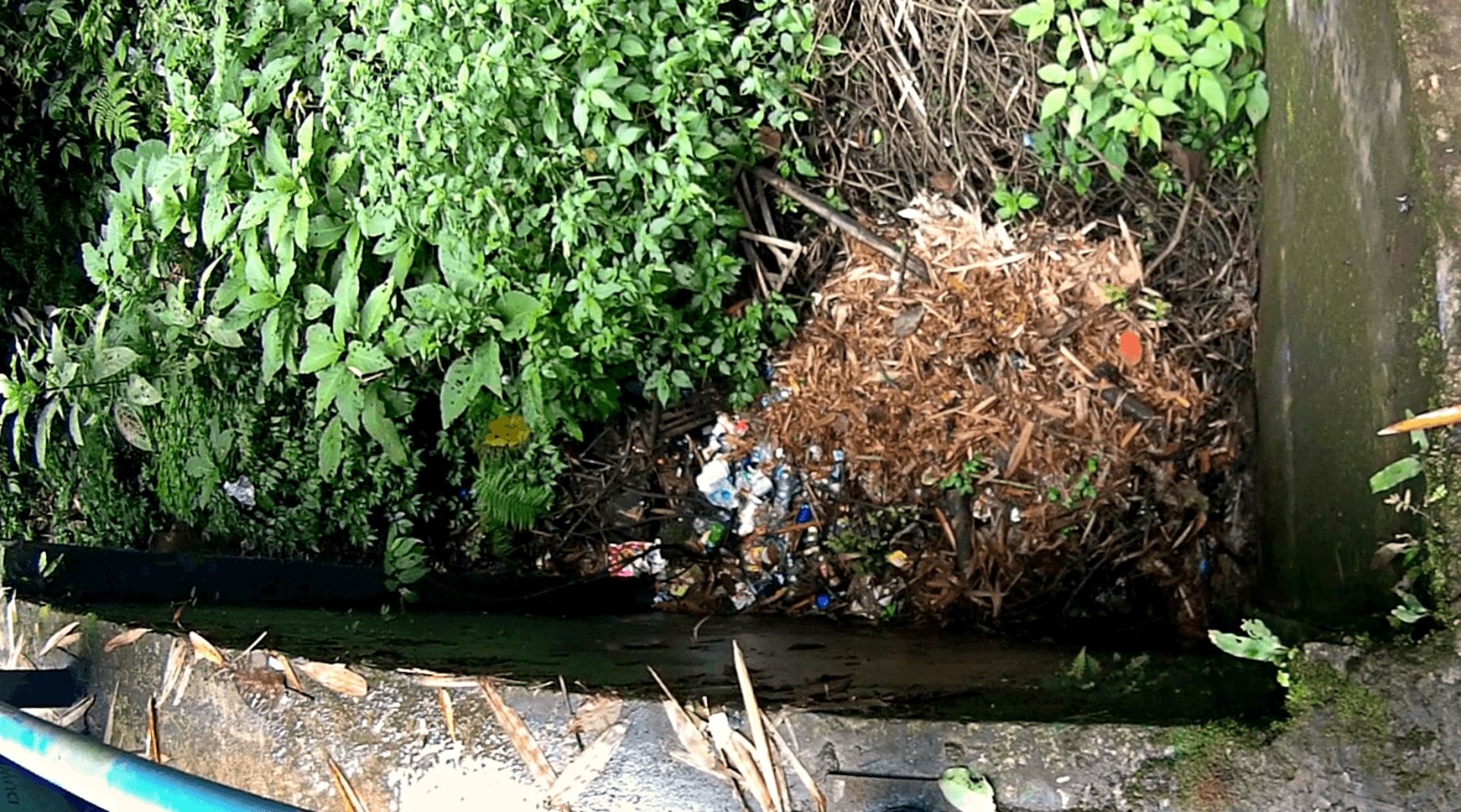 sampah menumpuk di sumber pitu tumpang (arifharianto)